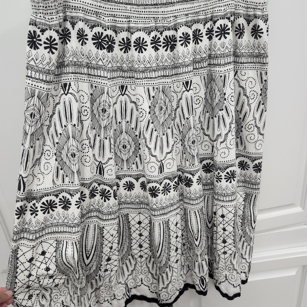 Black and white skirt sz lg.